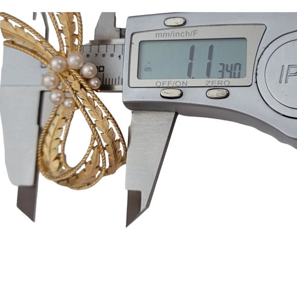 Trifari Crown Over T Gold Tone Faux Pearl Leafy Ribbon Knot Textured Brooch E122 - Picture 8 of 10